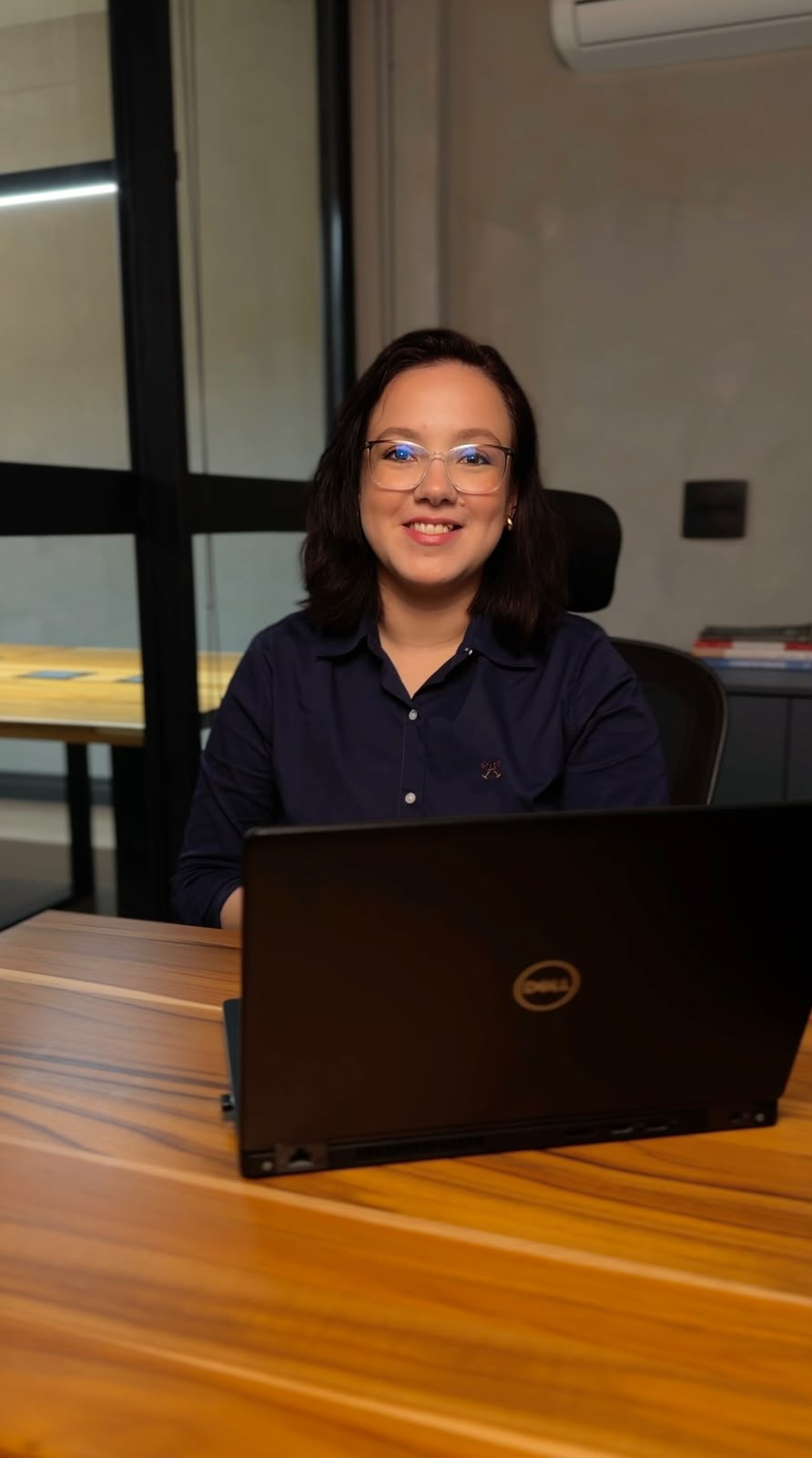 Anna Carvalho em seu ambiente de trabalho